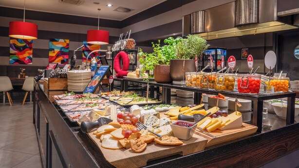 A buffet with various cheeses, fruits, and vegetables. - Qubus Hotel Bydgoszcz (Bydgoszcz)