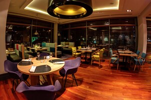 2 restaurantes; se sirve desayuno, almuerzo y cena