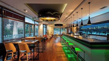 Bar de cocteles, con vista al jardín, abre todos los días