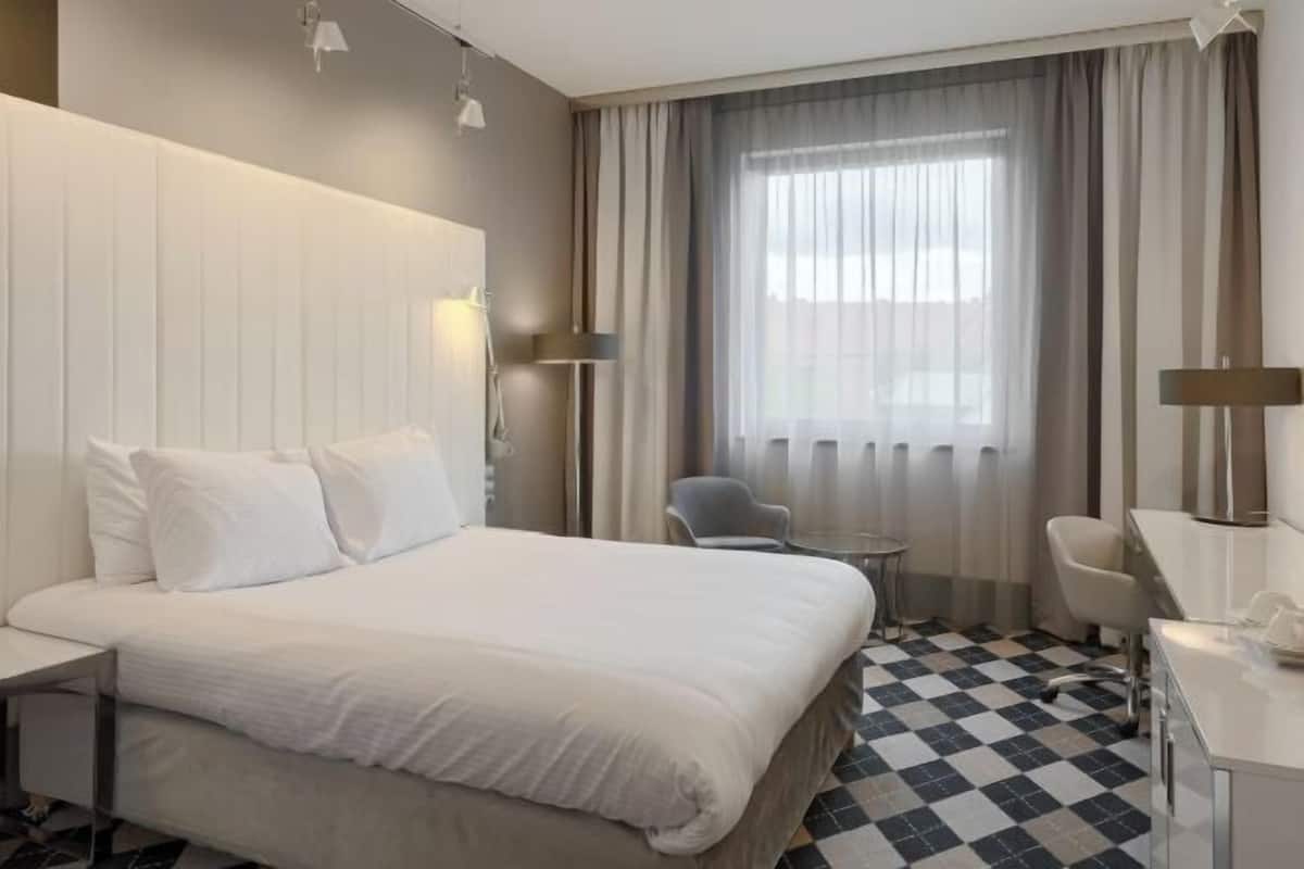 Hypo-allergenic bedding, in-room safe, desk, laptop workspace