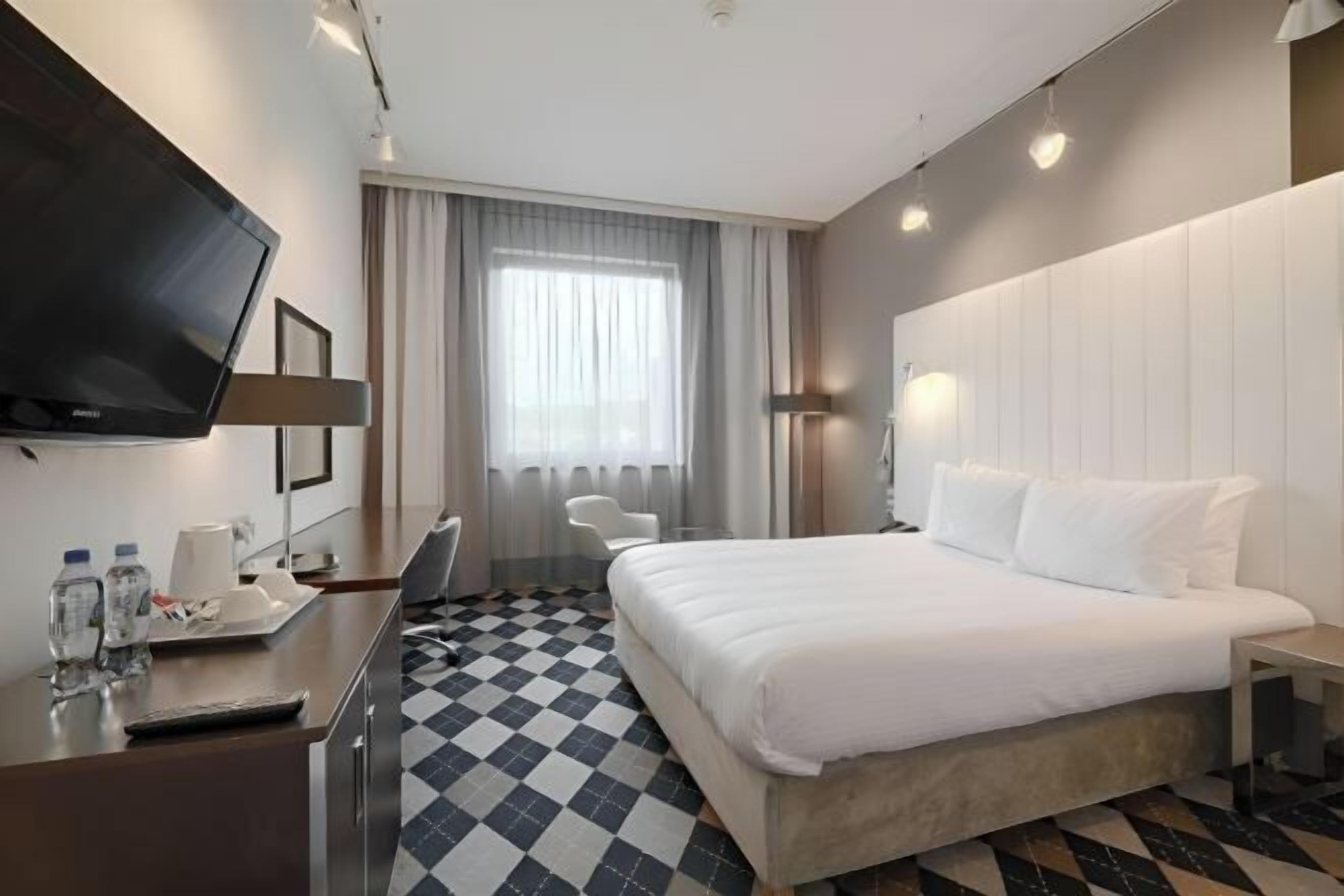 Hypo-allergenic bedding, in-room safe, desk, laptop workspace