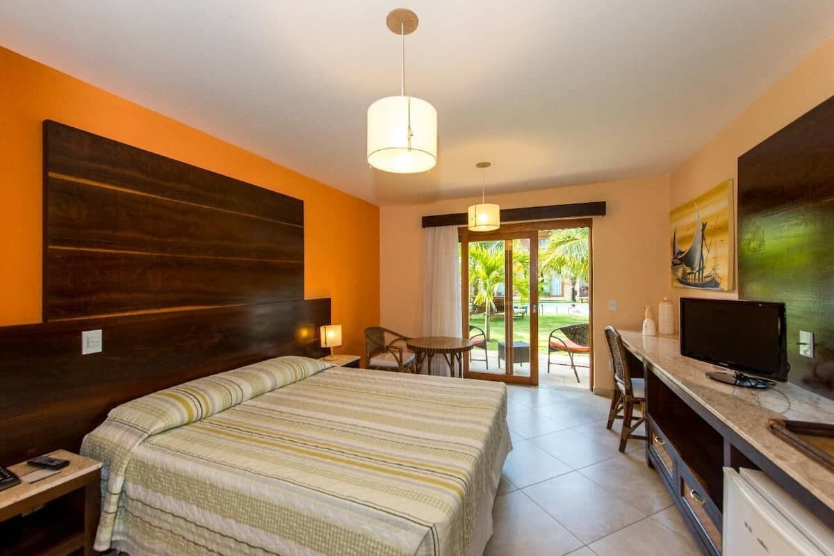 Minibar, caja de seguridad en la habitación y escritorio