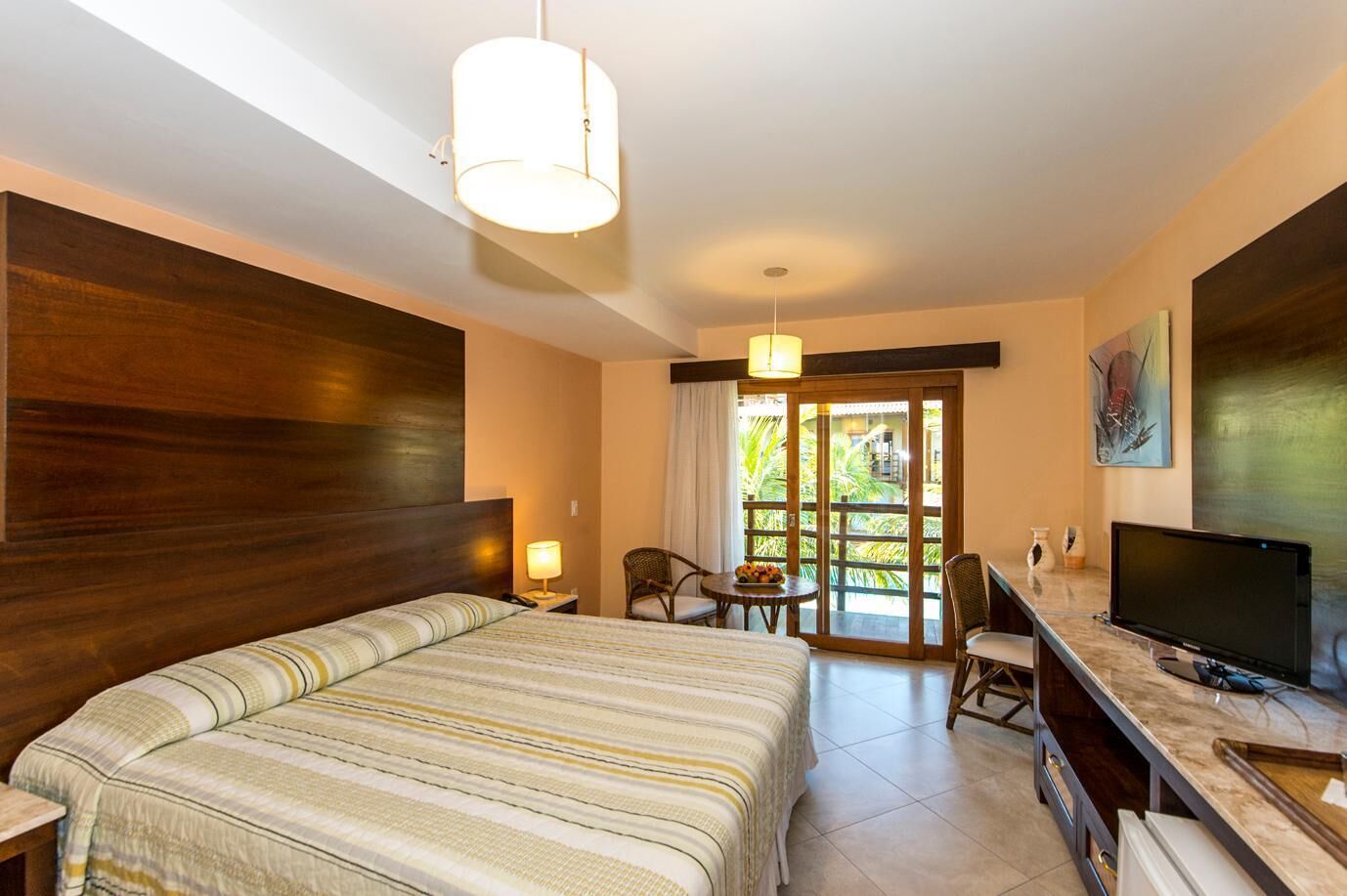 Minibar, caja fuerte, escritorio y cortinas opacas