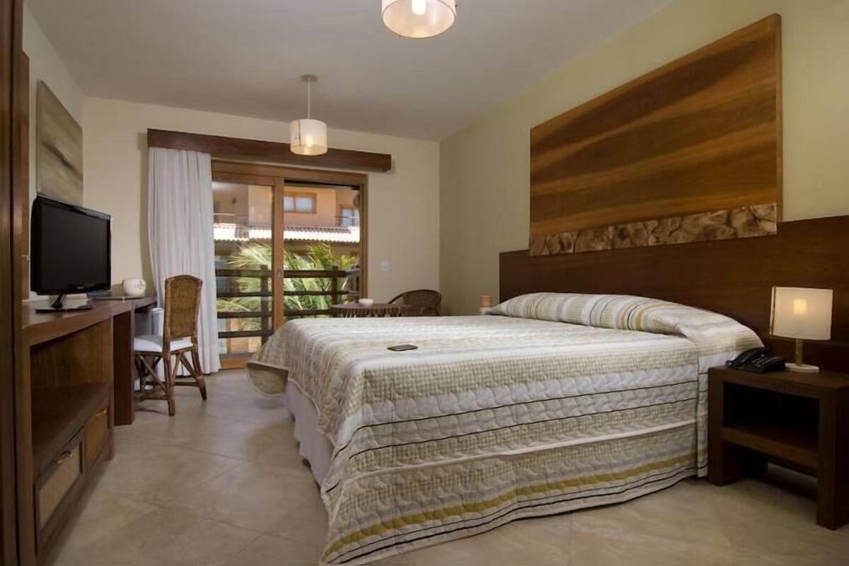Een minibar, een kluis op de kamer, een bureau, verduisterende gordijnen