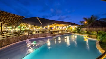 Piscina a l'aire lliure (horari: 08:00-20:00) i gandules