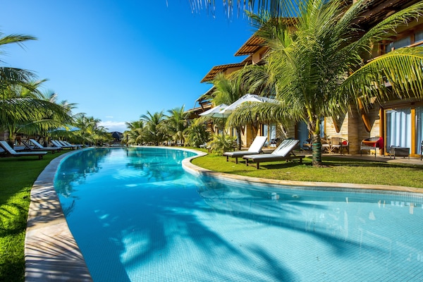 Piscine extérieure, chaises longues