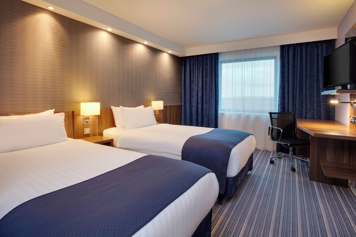 In-room safe, desk, soundproofing, cribs (free)
