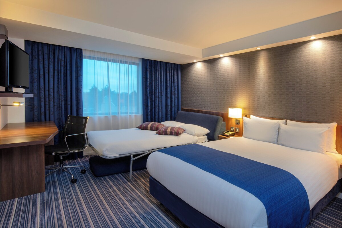 In-room safe, desk, soundproofing, cribs (free)