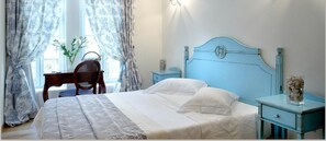 오리/거위털 이불, 미니바, 객실 내 금고, 책상