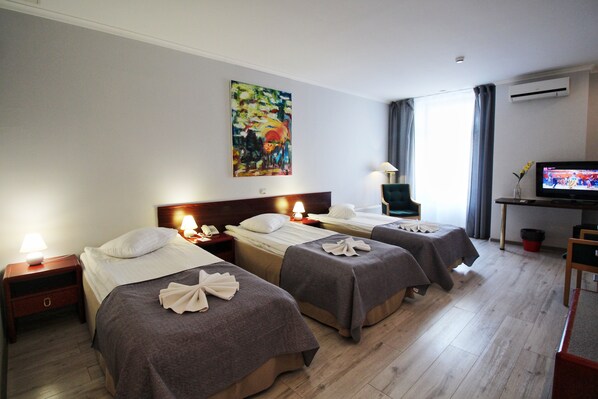 Habitació triple | Escriptori, habitacions insonoritzades i planxa i posts de planxar