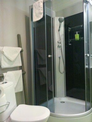 Superior tweepersoonskamer | Badkamer | Een douche, een haardroger, handdoeken