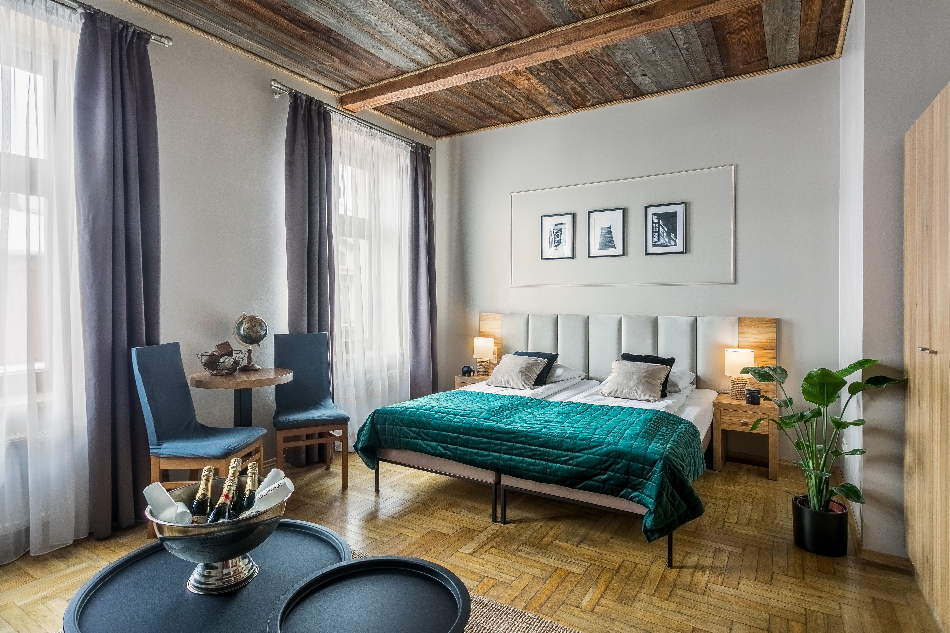 Grand-Vierbettzimmer | Pillowtop-Betten, Zimmersafe, Schreibtisch, Verdunkelungsvorhänge