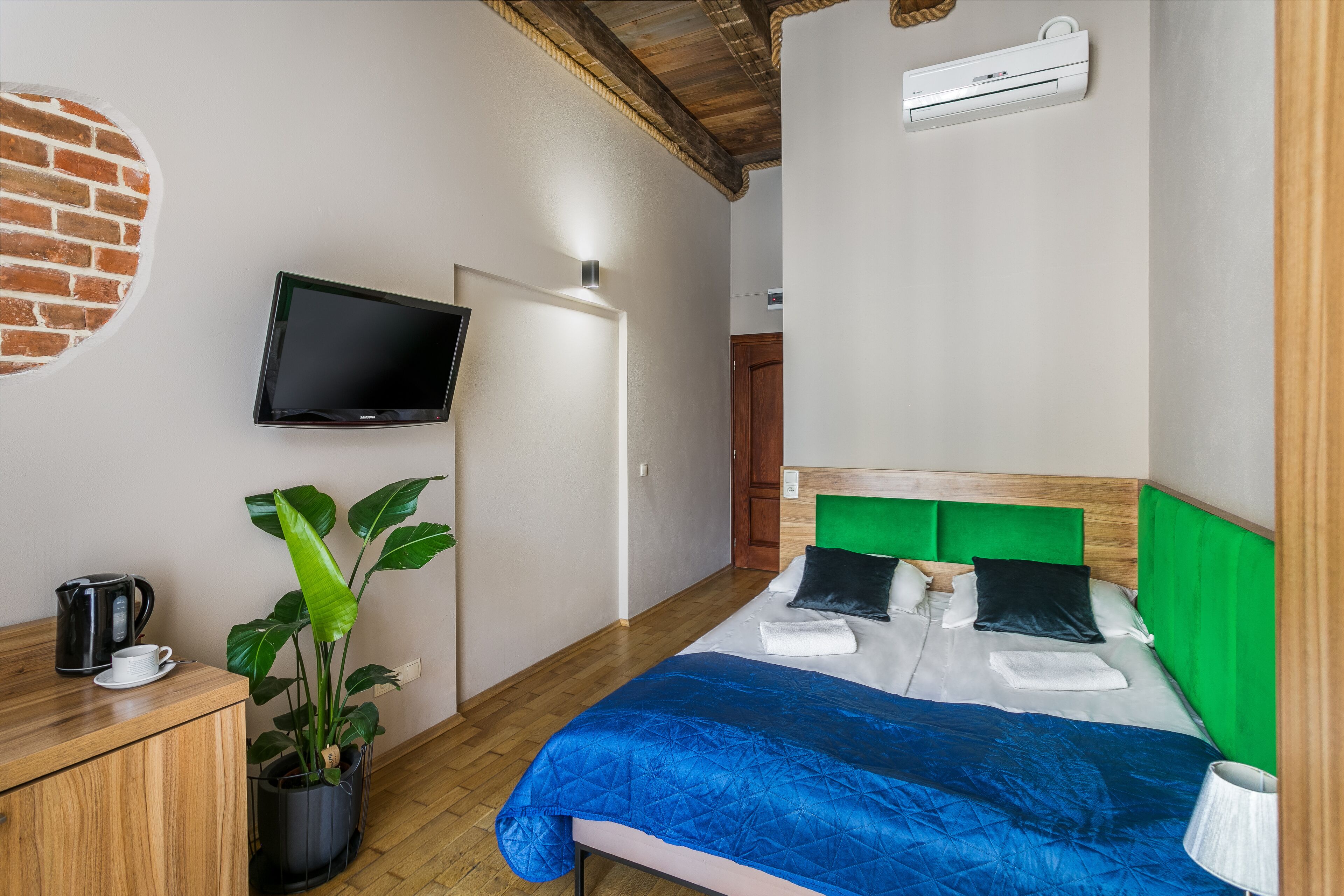 deluxe double room, 1 queen bed | pillow-top beds, in-room safe, desk, blackout curtains