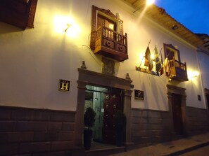 Front of property – evening/night - San Francisco Plaza Hotel (Cusco)