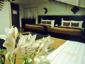 خزنة داخل الغرفة ومكتب وتجهيزات عازلة للصوت ومكواة/لوح كي