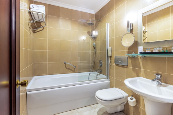 Une salle de bain moderne équipée d’une baignoire, de toilettes et d’un lavabo.