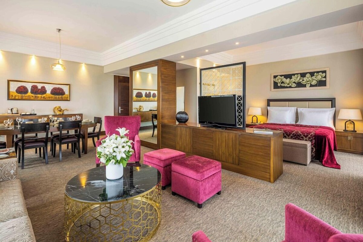 Premium bedding, minibar, in-room safe, soundproofing