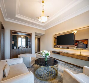 Quarto luxo, vista para a cidade | Área de estar | Smart TV, livros
