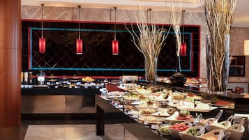 Un bufé con diversos alimentos y un diseño de interiores moderno.