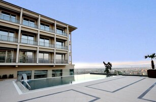 Piscina interna, piscina externa, espreguiçadeiras