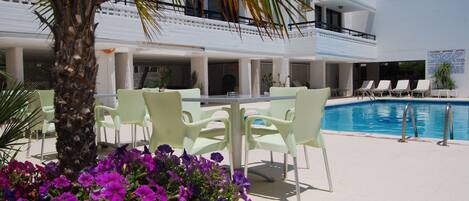 حمّام سباحة خارجي