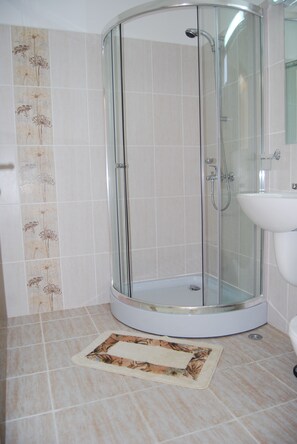 Apartment, 1 Bedroom | Bathroom | Shower, towels