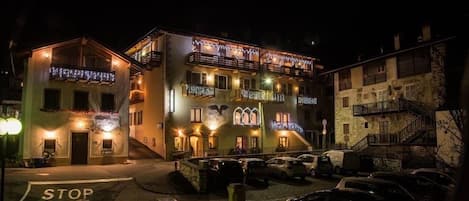 Fassade der Unterkunft – Abend/Nacht