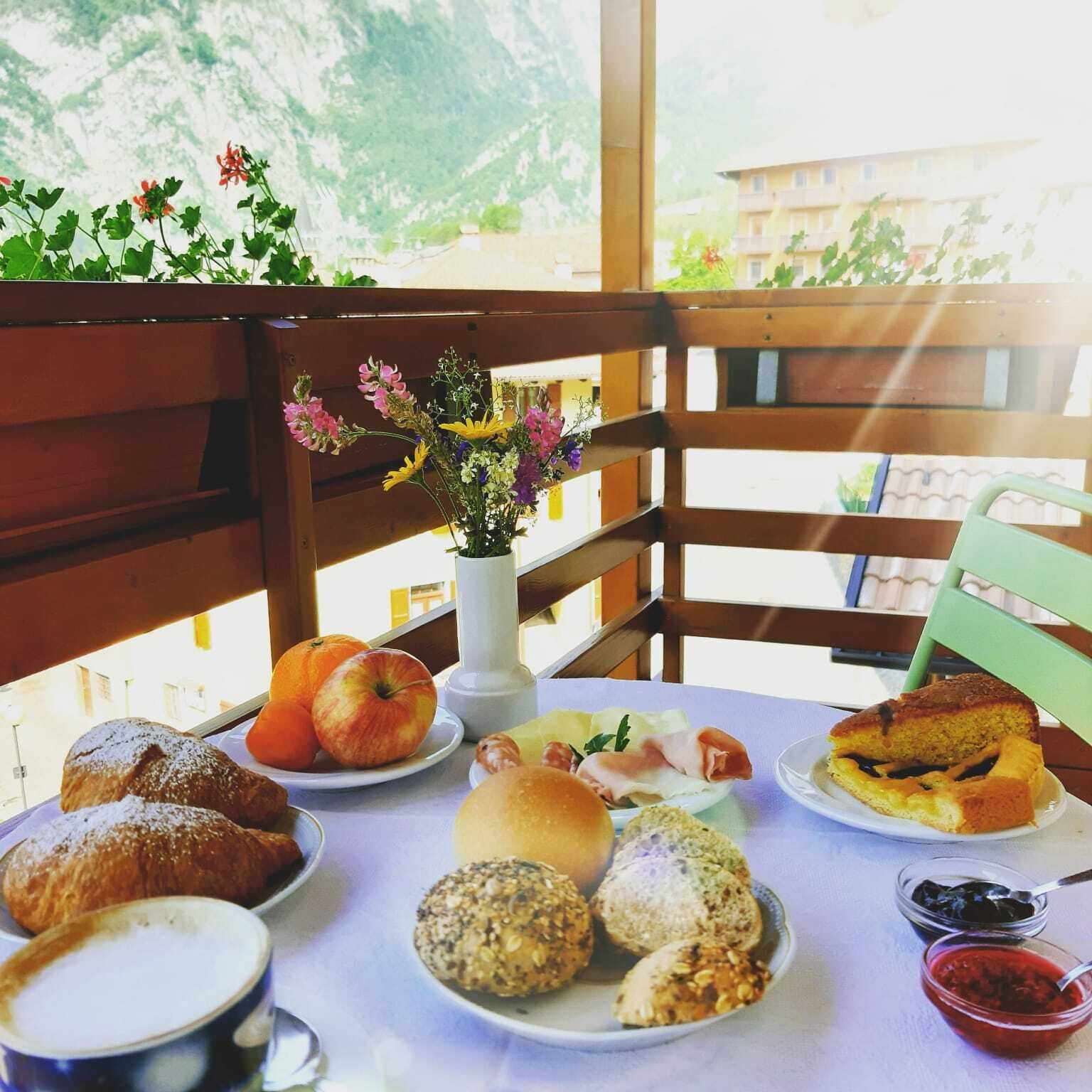 free buffet breakfast