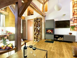 Penthouse Apartment | Cozinha privada | Geladeira grande, micro-ondas (mediante solicitação), cooktop