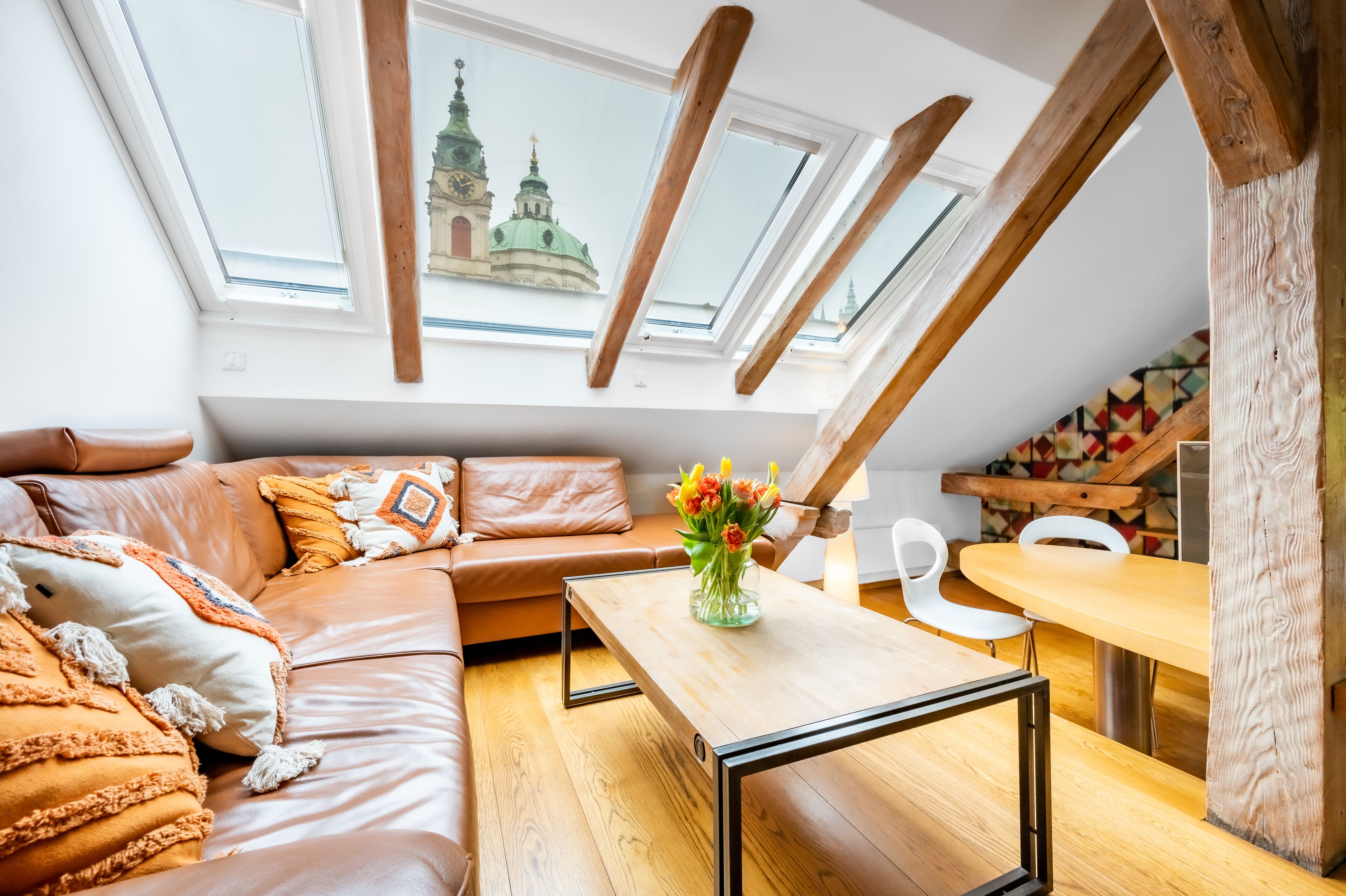Penthouse Apartment | Wohnbereich | 140-cm-Smart-TV mit Digitalempfang