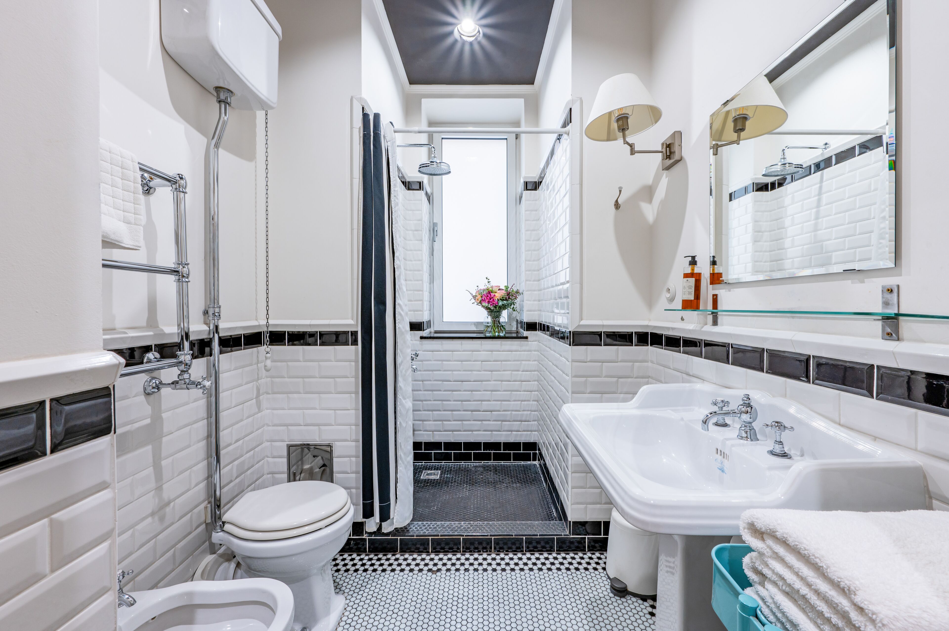 Un bagno moderno con toilette, bidet, doccia e lavandino.