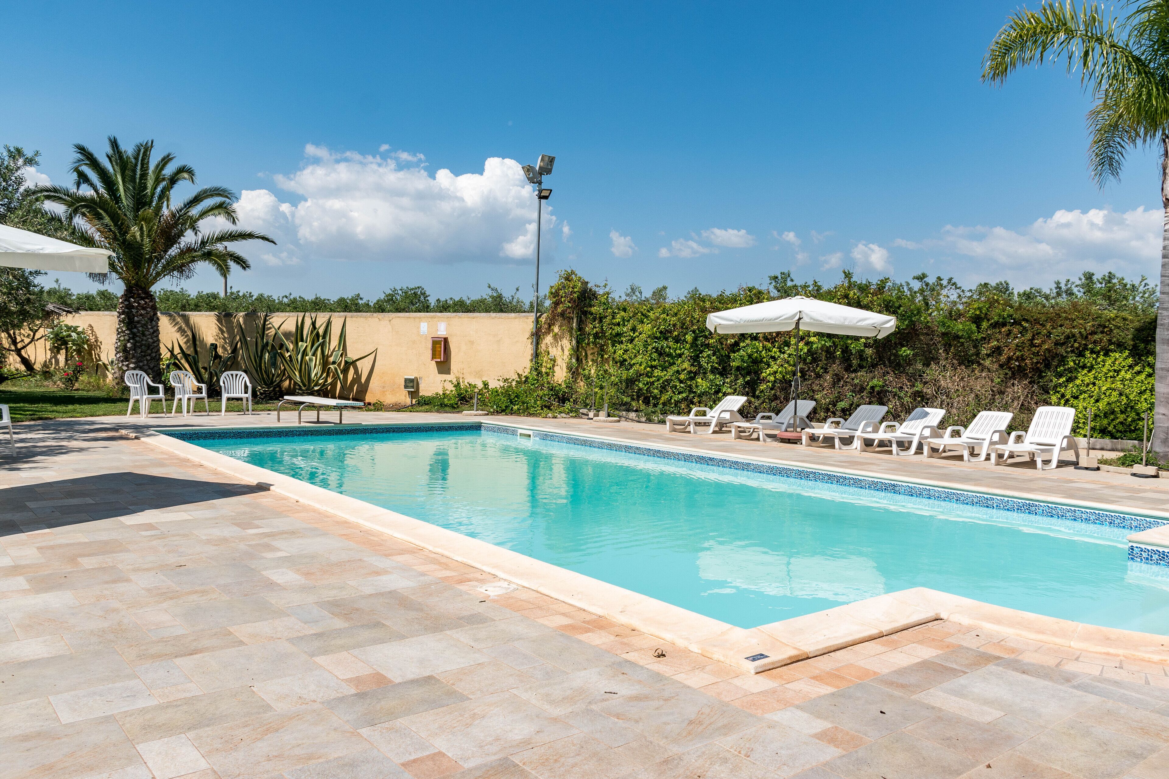 季節性室外游泳池和頂樓游泳池，提供泳池遮陽傘和日光浴躺椅