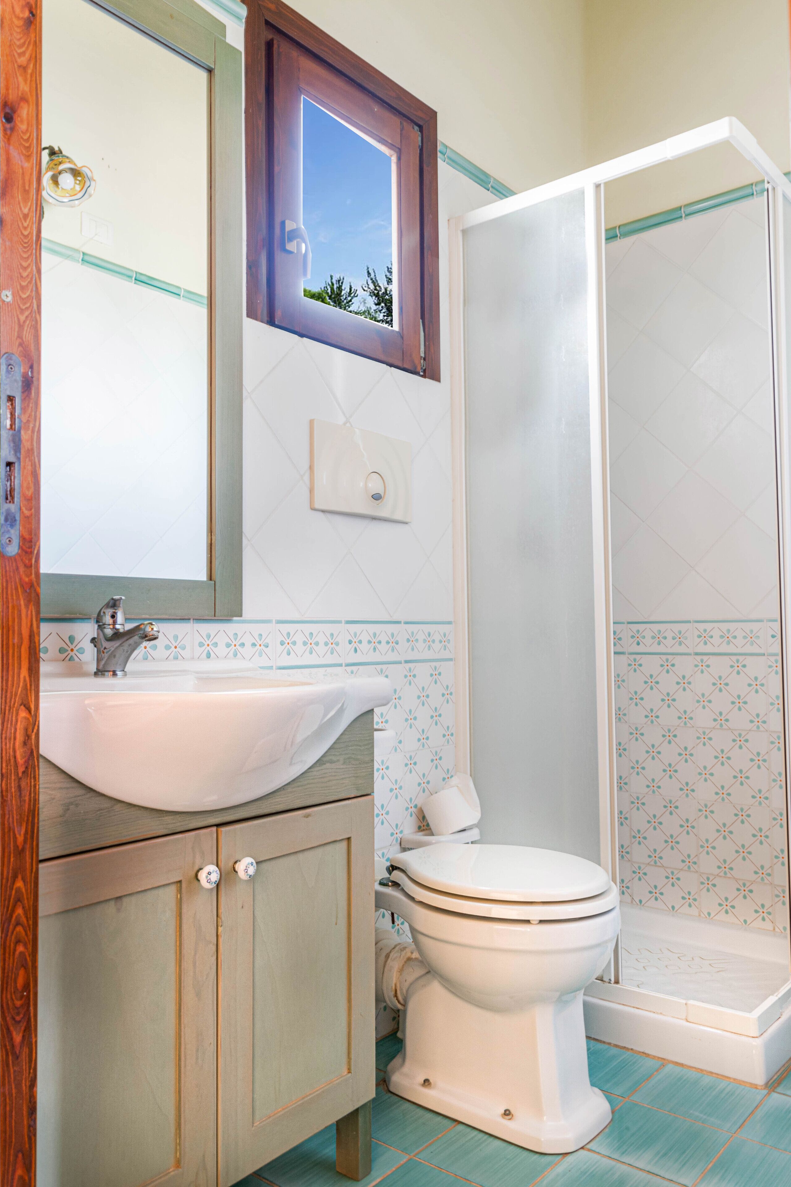 Een badkamer met een wastafel, toilet en douche.