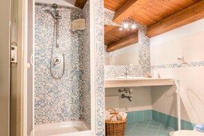 Habitación cuádruple estándar, torre | Baño | Regadera, secadora de cabello, bidet, toallas 