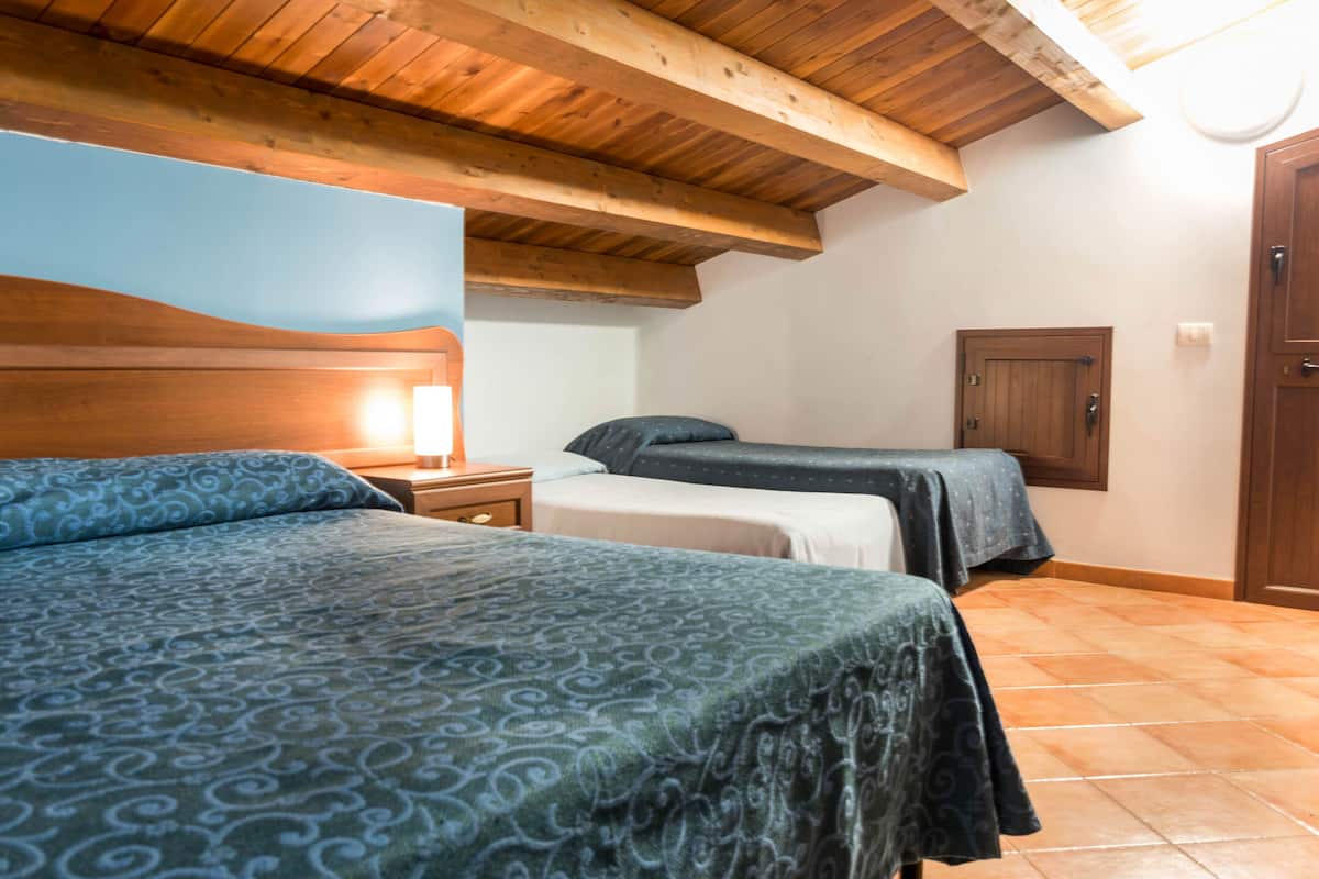 Habitación cuádruple estándar, torre | 1 habitación, camas con pillow-top y caja de seguridad en la habitación