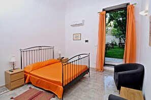 Double Room | Minibar, blackout drapes, soundproofing, free cribs/infant beds - Il Giardino del Barocco (Noto)