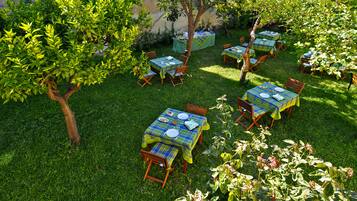 Tempat makan outdoor