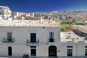 Fachada de la propiedad por la tarde o noche