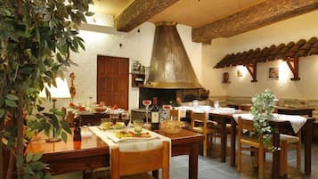 Se sirven almuerzos y cenas, cocina regional
