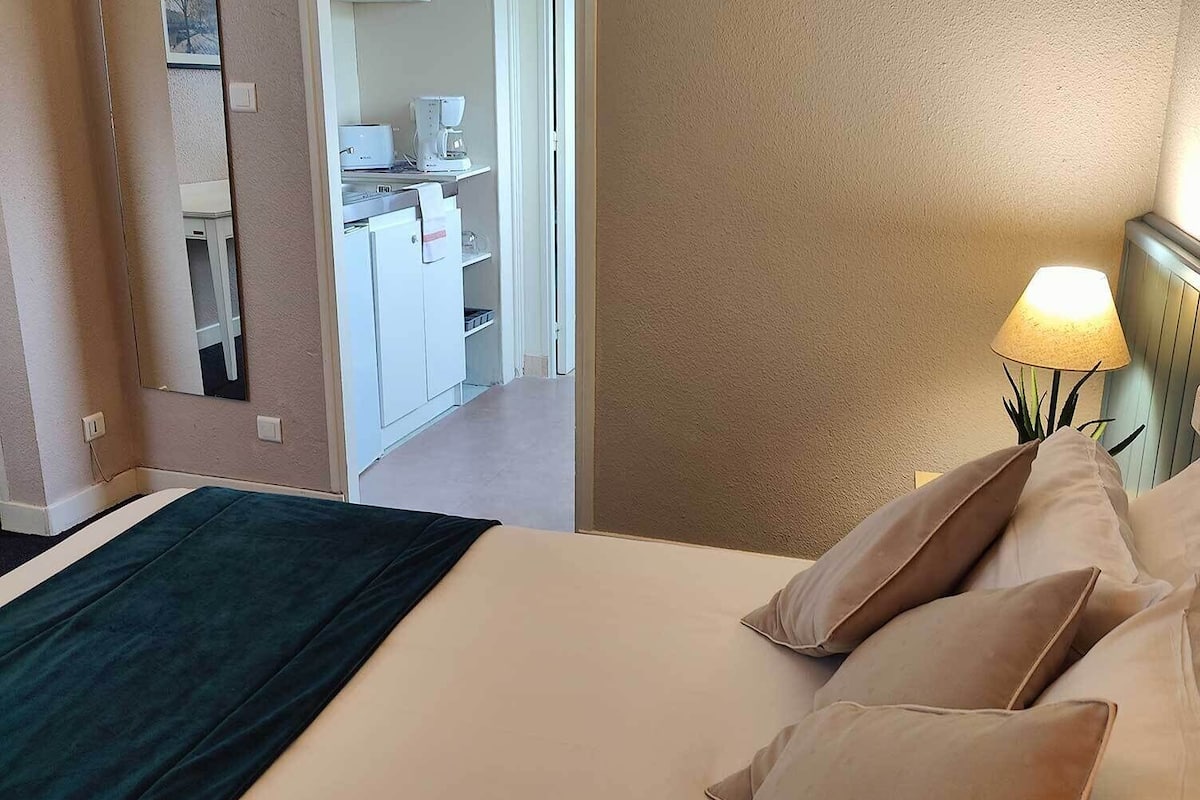 studio | soundproofing, iron/ironing board, free wifi