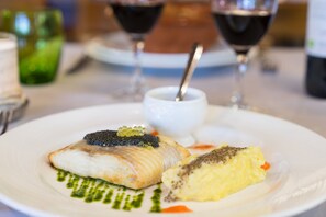 Déjeuner et dîner servis sur place, spécialités Cuisine régionale
