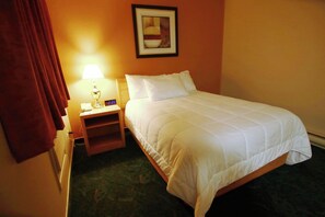 Economy Room, 1 Double Bed, Non Smoking | Pillowtop beds, desk, iron/ironing board (on request), WiFi (free) - Keystone Motor Inn, a Travelodge by Wyndham (Brandon)