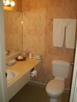Bañera con ducha, artículos de tocador gratuitos, secador de pelo