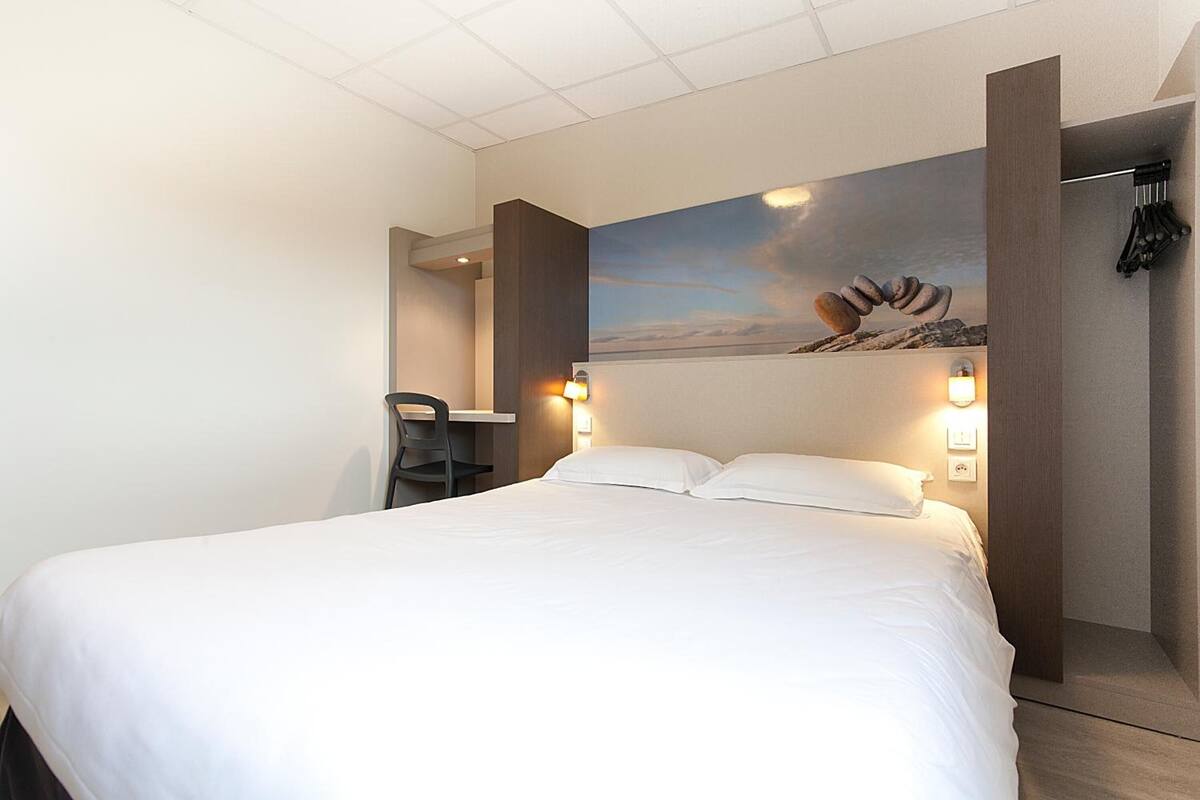 1 bedroom, premium bedding, desk, blackout curtains