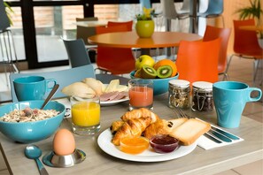 Daily buffet breakfast (EUR 8.90 per person) - Fasthôtel Clermont Sud Aubière (Aubiere)