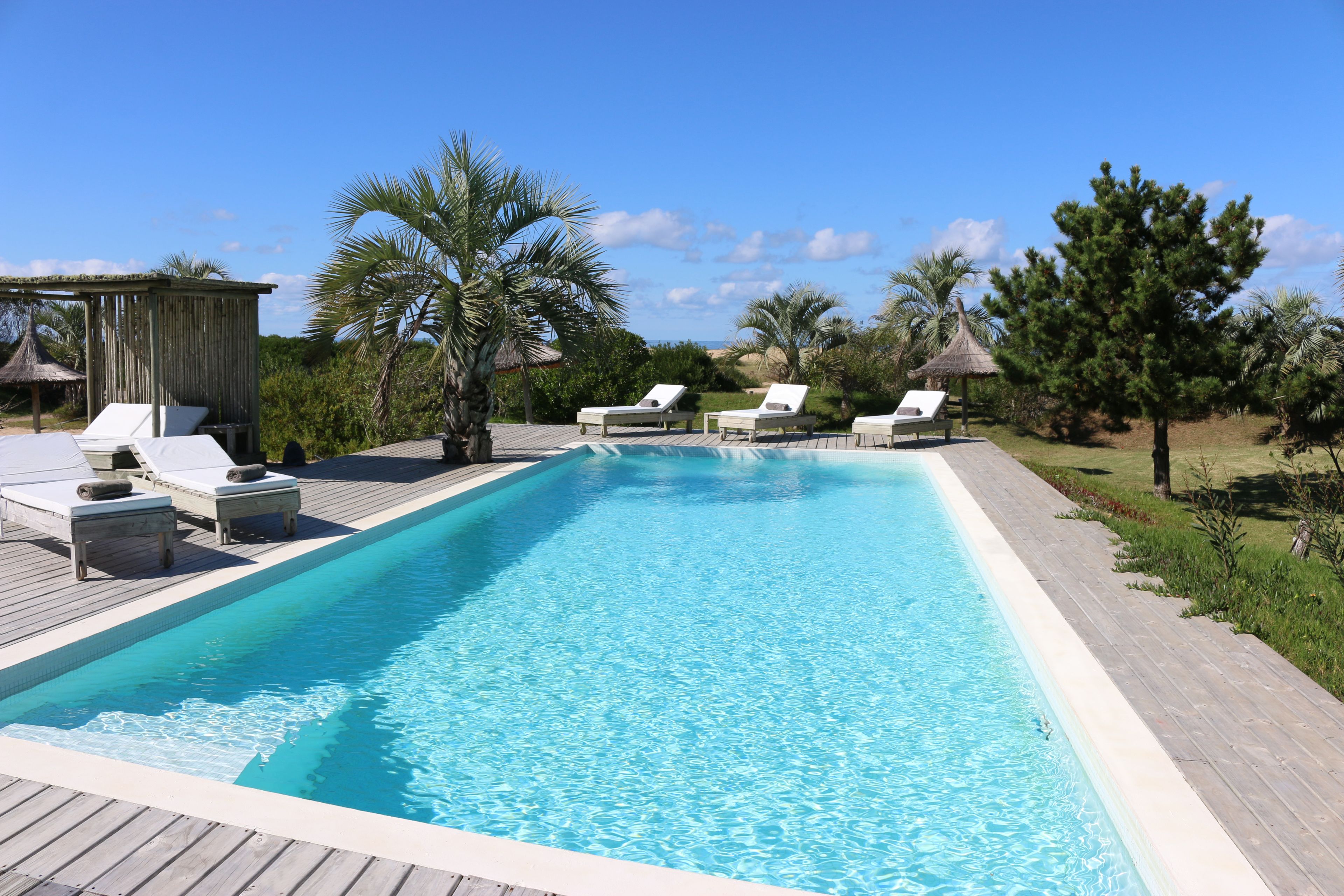 3 piscines extérieures, cabanons gratuits, parasols de plage