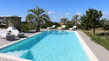 3 piscines extérieures, cabanons gratuits, parasols de plage