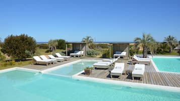 3 outdoor pools, free pool cabanas, pool umbrellas