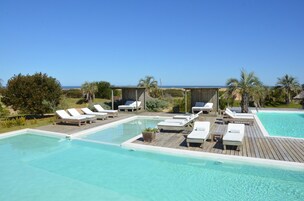 3 outdoor pools, free cabanas, pool umbrellas