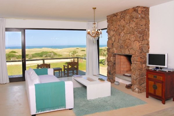 Phòng Exclusive, quang cảnh biển | Khu phòng khách | TV LCD 32-inch có truyền hình vệ tinh, TV